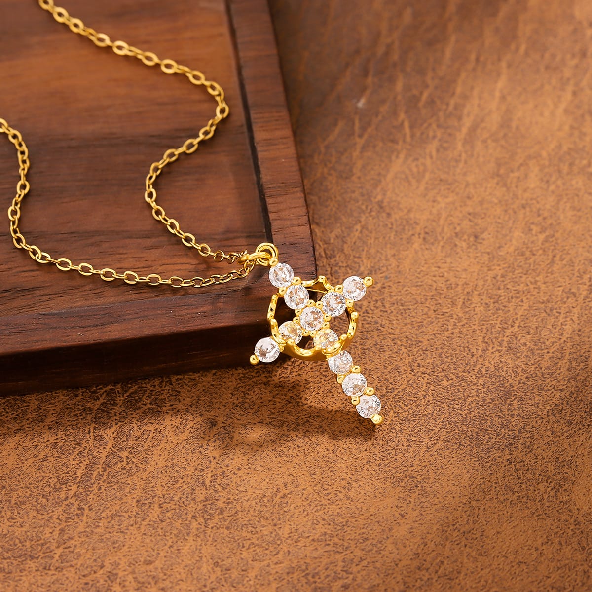 Collier Croix Divine – Une élégance spirituelle qui dure pour toujours